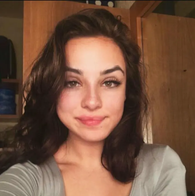 En 2023, se sumó a la tercera temporada de la serie 'Outer Banks', también de Netflix.