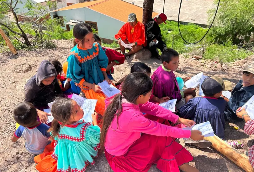 El uso del relato sobre el origen de la comunidad y sus prácticas permite crear actividades de aprendizaje. El uso del relato sobre el origen de la comunidad y sus prácticas permite crear actividades de aprendizaje.