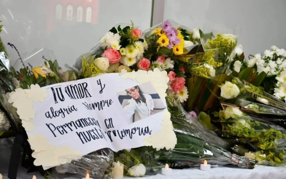  Alumnos y profesores de la FES Cuautitlán rinden homenaje a Ana Daniela Barragán Ramírez. 