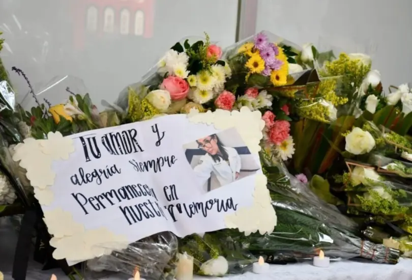 Alumnos y profesores de la FES Cuautitlán rinden homenaje a Ana Daniela Barragán Ramírez. Alumnos y profesores de la FES Cuautitlán rinden homenaje a Ana Daniela Barragán Ramírez.