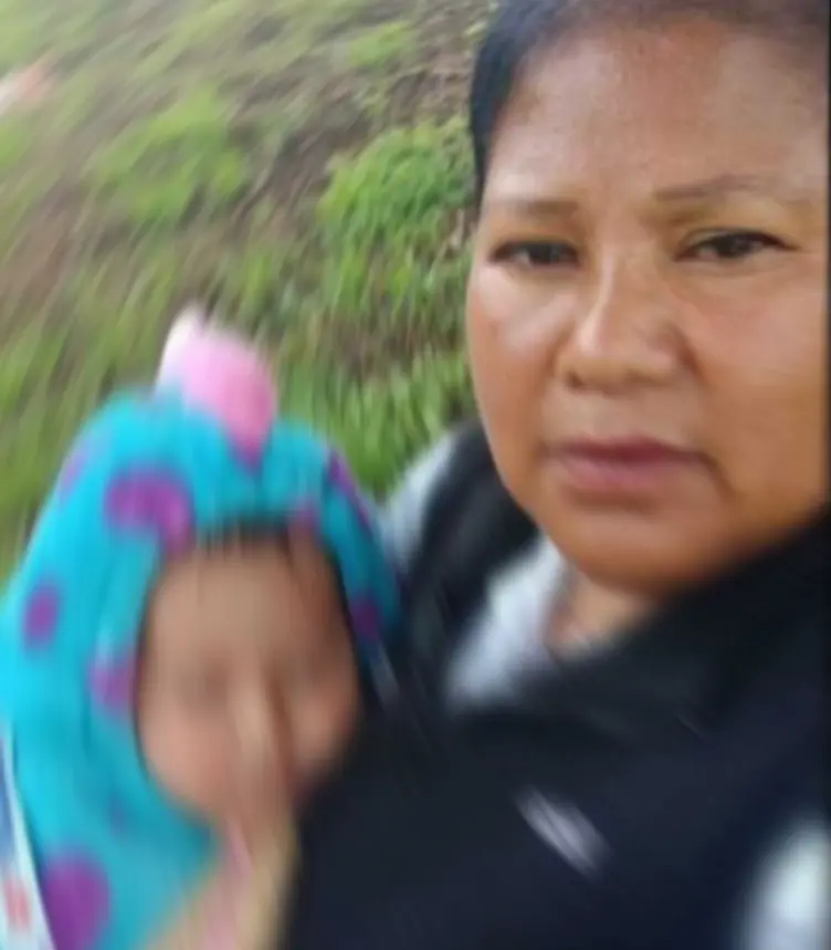 La imagen muestra a la señora Alicia junto a su nieta minutos antes de la explosión de la pipa de gas. Especial