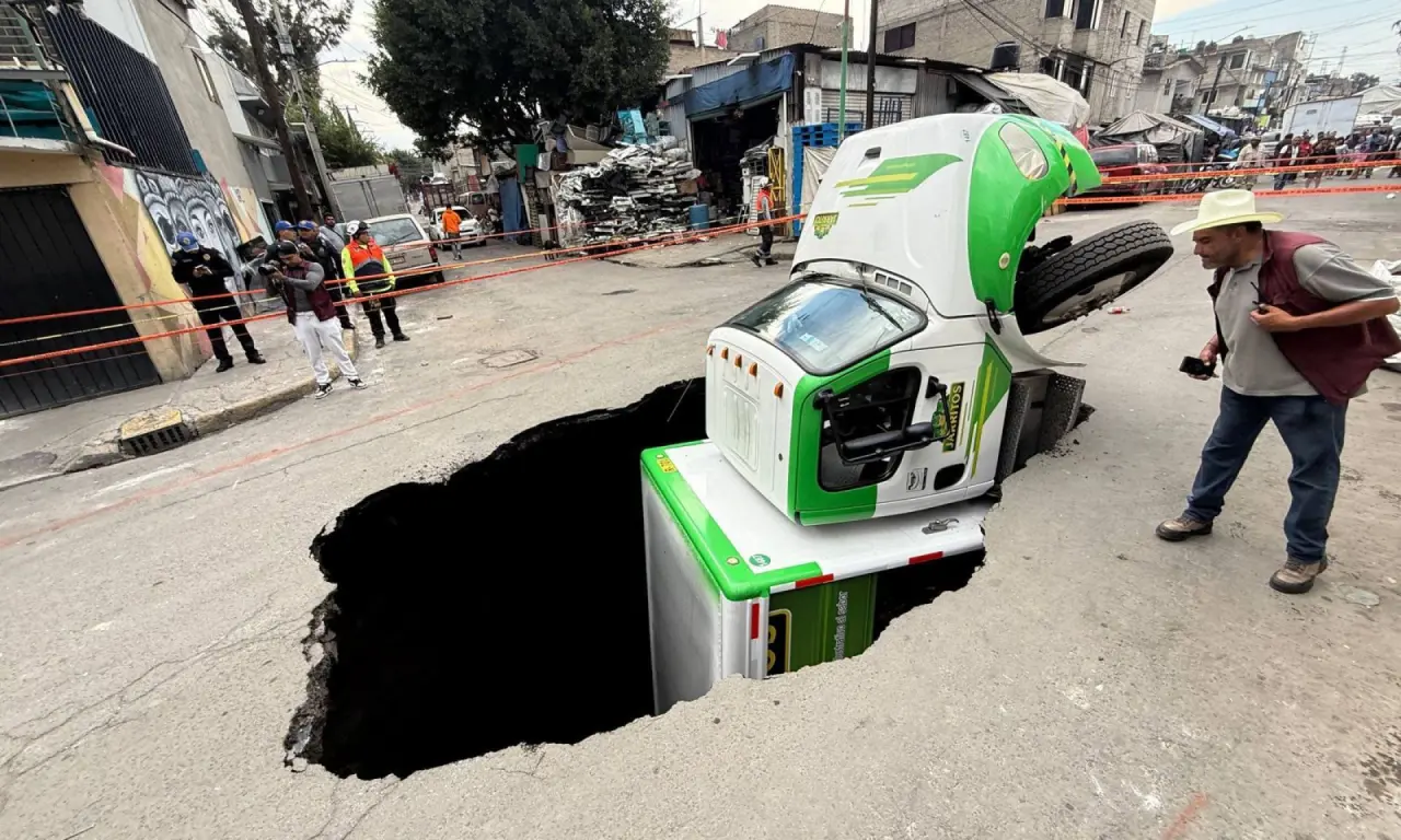  Megasocavón engulle camión de refrescos en Iztapalapa 
