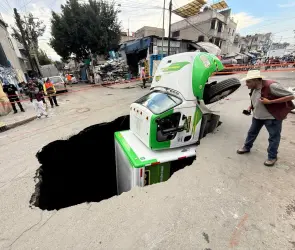 Megasocavón engulle camión de refrescos en Iztapalapa: vecinos ya habían denunciado hundimientos