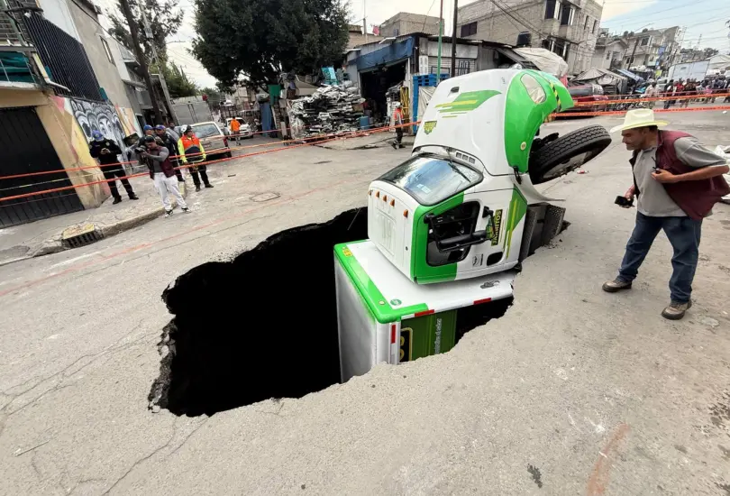 Megasocavón engulle camión de refrescos en Iztapalapa