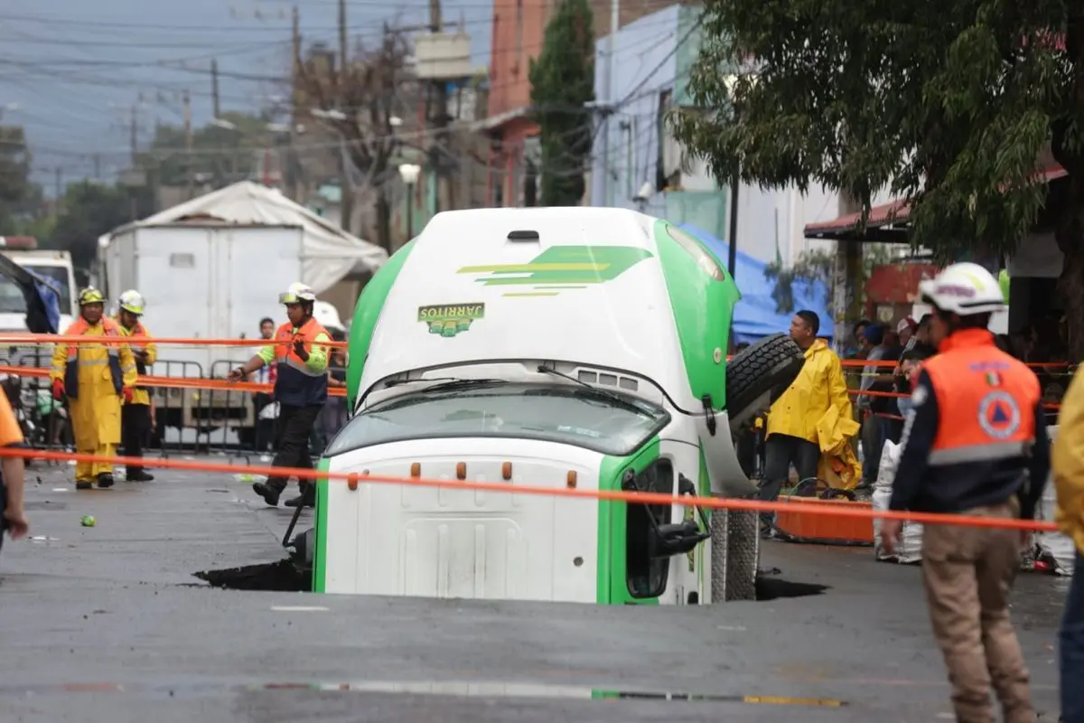 Camión de refresco cae en socavón en Iztapalapa Cuartoscuro