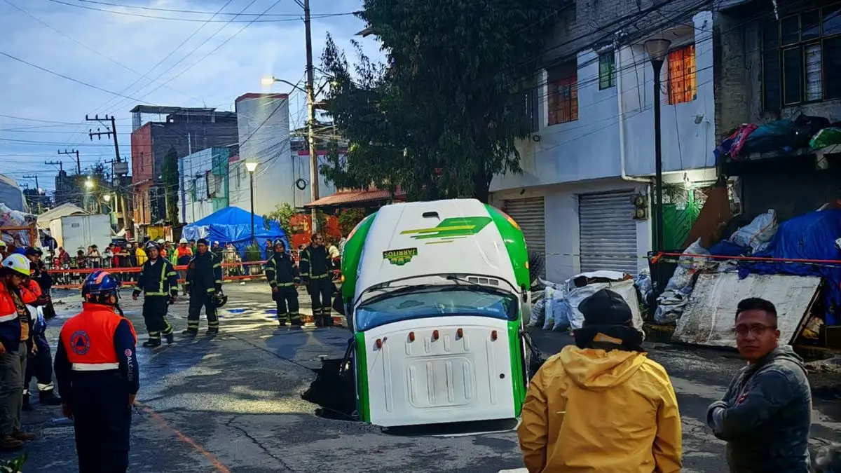 Camión de refresco cae en socavón en Iztapalapa Cuartoscuro
