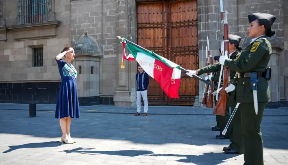 Sheinbaum será la primera mujer en ondear la bandera desde Palacio Nacional. CUARTOSCURO