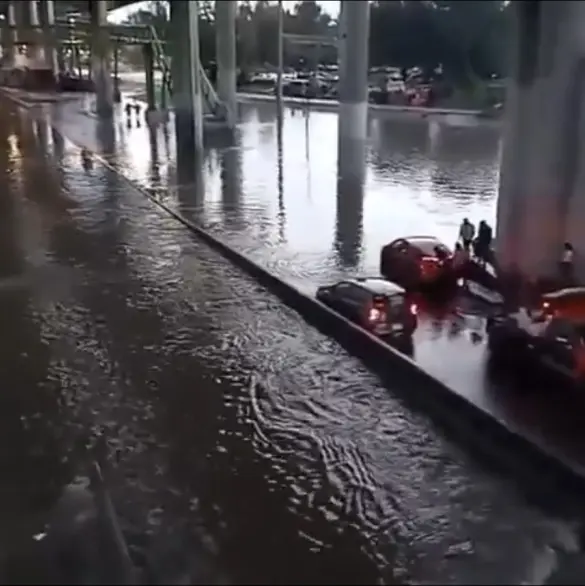 ¡Ahora bajo agua! Los videos de la inundación del Puente de la Concordia en Iztapalapa