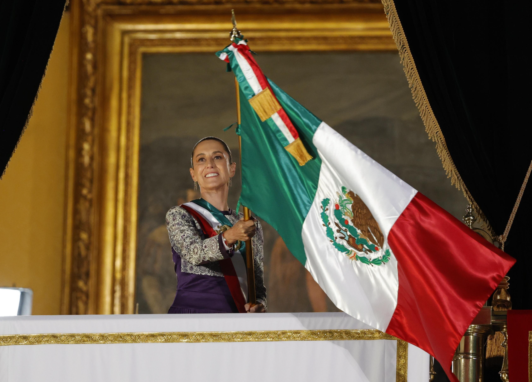 Sheinbaum rinde homenaje a heroínas en su primer Grito de Independencia
