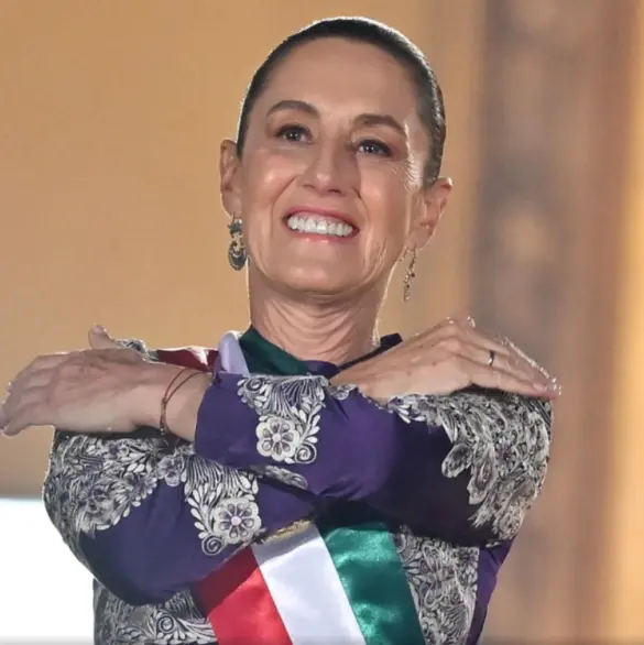 Sheinbaum rinde homenaje a heroínas en sus arengas del primer Grito de Independencia