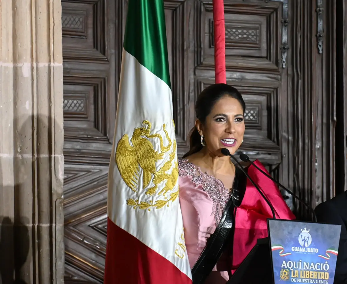 Libia Dennise encabeza el grito de Independencia en Guanajuato. Especial