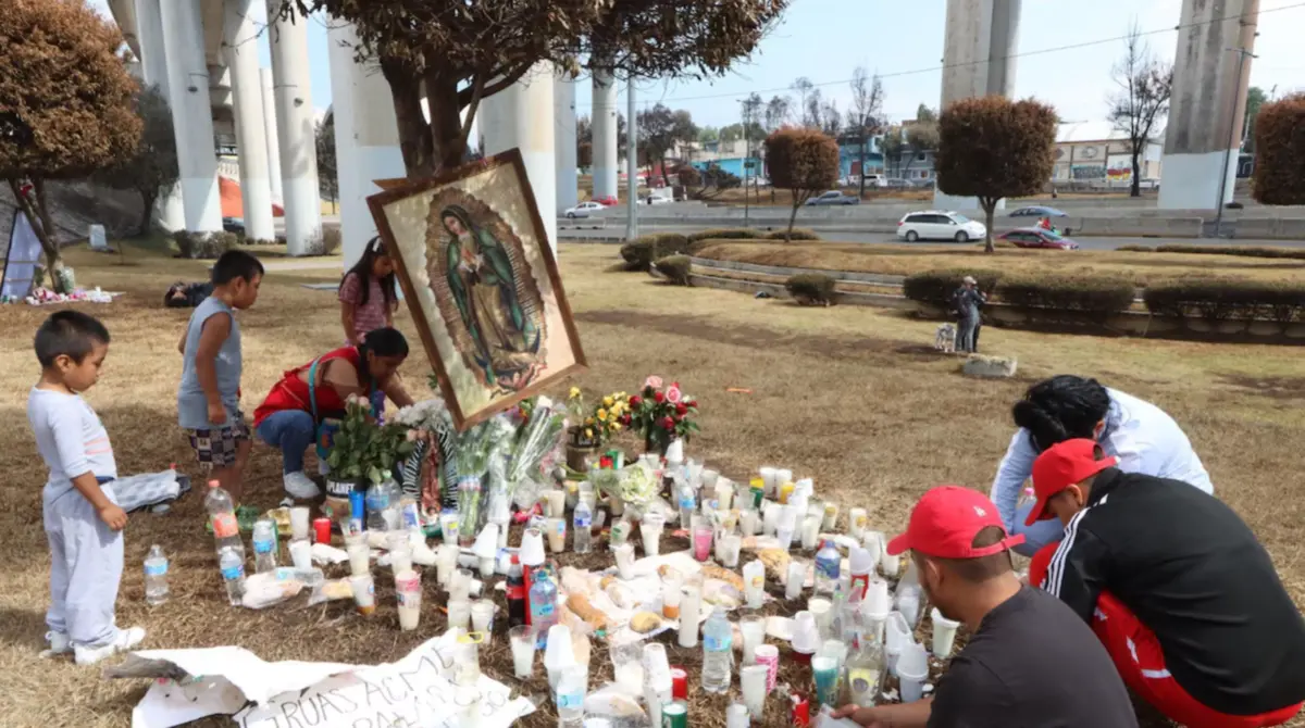  Vecinos colocan memorial en el Puente de la Concordia, tras explosión de la pipa. 