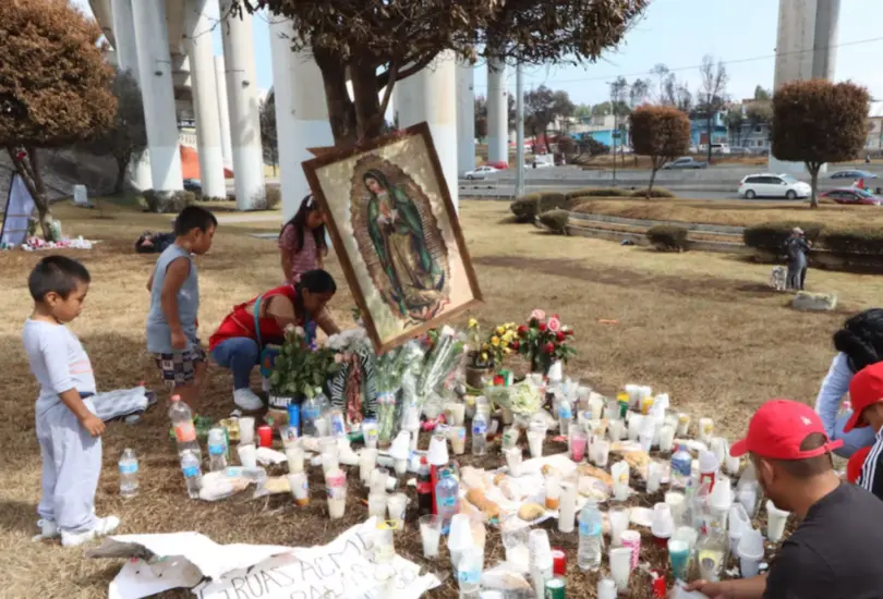 Vecinos colocan memorial en el Puente de la Concordia, tras explosión de la pipa.