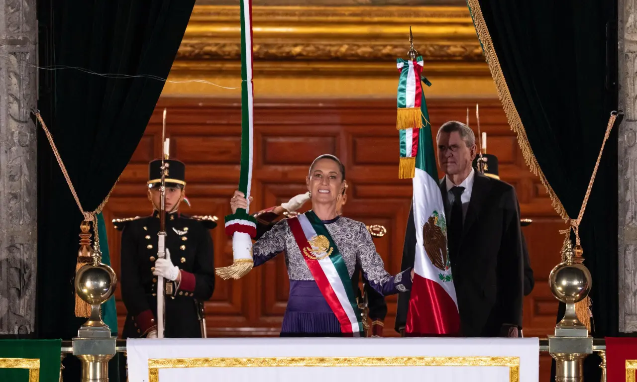  De Tlaxcala a Palacio Nacional: El vestido artesanal que Sheinbaum uso en su primer Grito de Indepdencia 