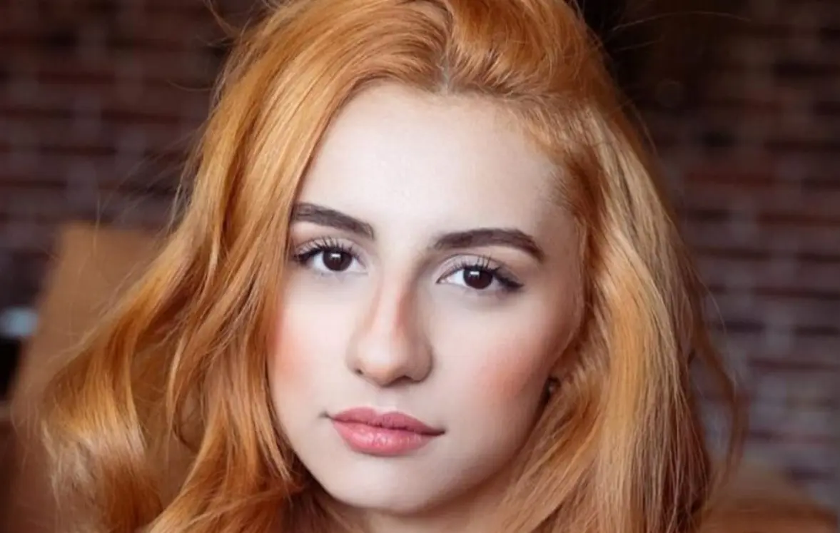 Según señala en su descripción, con su cuenta en la plataforma financia sus proyectos de ajedrez y literatura.