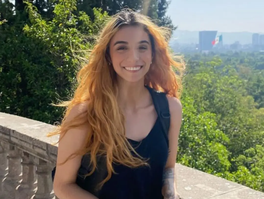 Combina su trabajo como influencer con su gusto por el ajedrez y los libros.