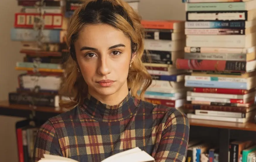 Trabajó en algunas obras de teatro como: 'Hoy no me puedo levantar', 'Terapia de pareja' y 'In the Heights'.<br>