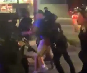 Policías golpean y detienen a activistas en protesta por maltrato animal en Santa Catarina en pleno Grito de Independencia