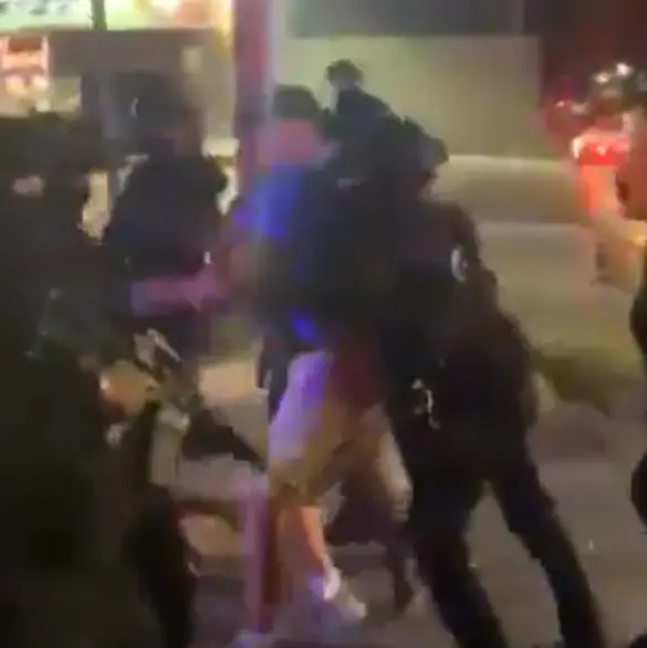 Policías golpean y detienen a activistas en protesta por maltrato animal en Santa Catarina en pleno Grito de Independencia
