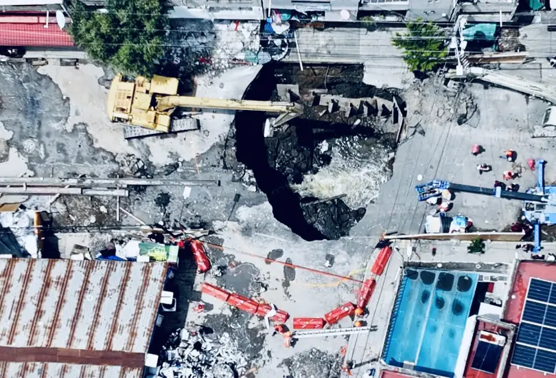 Socavón en Iztapalapa sigue creciendo tras tragarse un camión de refrescos