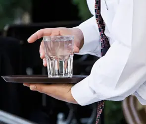 ¿Pueden cobrarte el agua simple y obligarte a dejar propina en restaurantes?