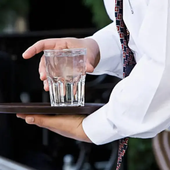 ¿Pueden cobrarte el agua simple y obligarte a dejar propina en restaurantes?