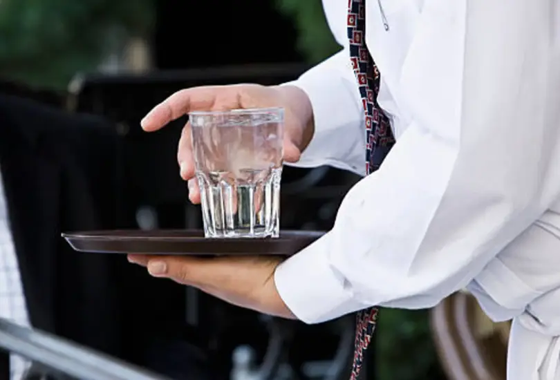 Dos de las preguntas más comunes al respecto son si los establecimientos pueden cobrar el agua simple y si es legal exigir el pago de propina.