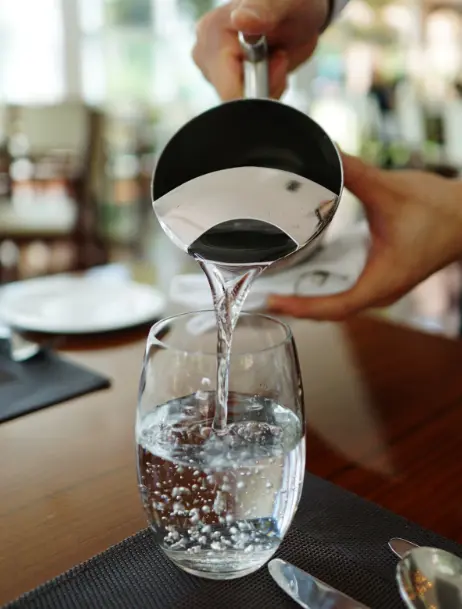Si un restaurante en México intenta cobrar por un vaso de agua simple o incluye la propina como un cargo forzoso, el consumidor puede levantar una queja ante la Profeco. Pexels.