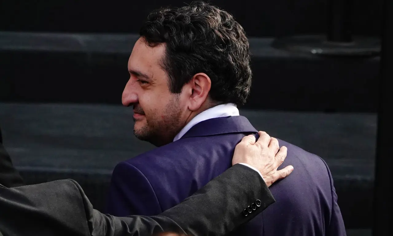  A diferencia de otros mencionados en la lista, Andy y Bobby “son los únicos que no cuentan con orden de aprehensión vigente”. 