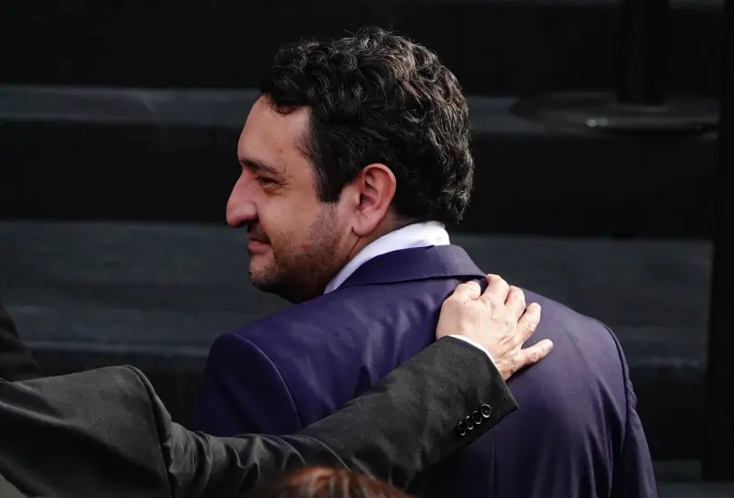 A diferencia de otros mencionados en la lista, Andy y Bobby "son los únicos que no cuentan con orden de aprehensión vigente".