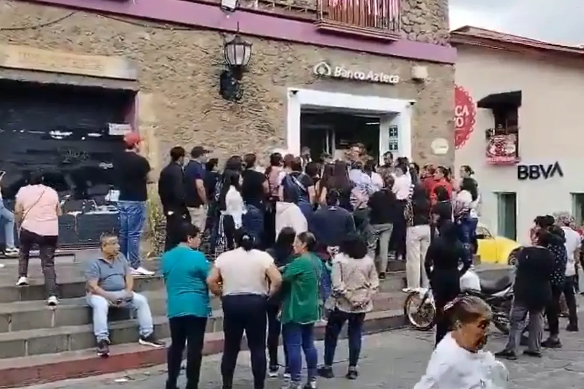  Cae cortina de Banco Azteca sobre niño de seis años en Tepoztlán; está gravemente herido 
