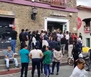 Cae cortina de Banco Azteca sobre niño de seis años en Tepoztlán; está gravemente herido