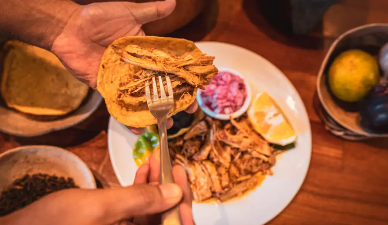  La estrella del festival será la cochinita pibil, un platillo emblemático que se podrá degustar en tacos, tortas y panuchos. 