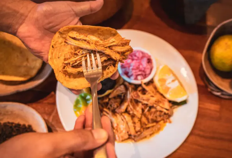 La estrella del festival será la cochinita pibil, un platillo emblemático que se podrá degustar en tacos, tortas y panuchos.