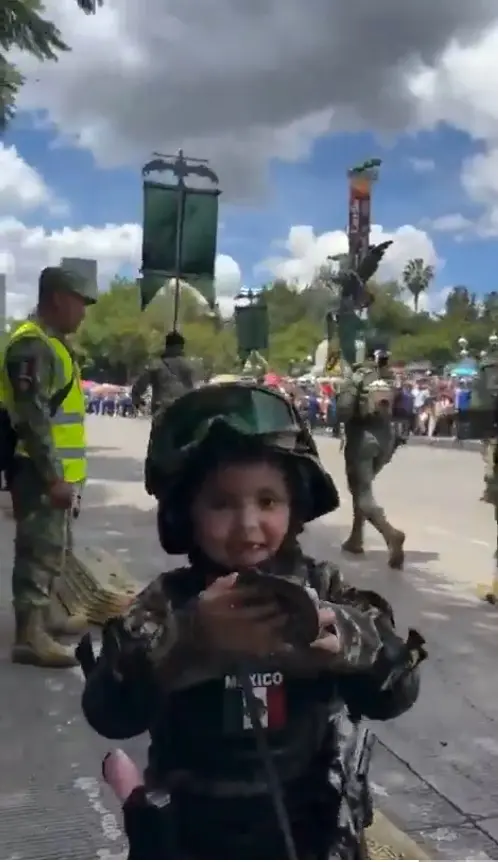La niña mostró con felicidad su insignia. Captura de pantalla.