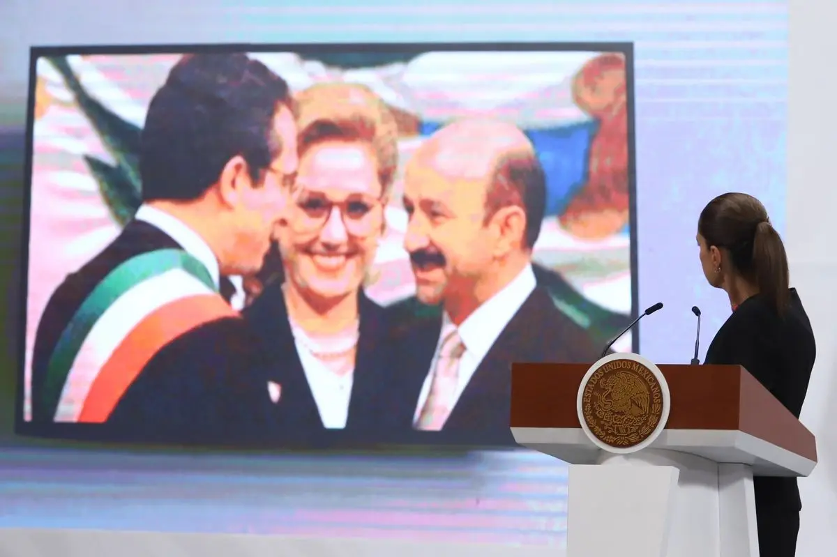 Sheinbaum muestra foto de los ex presidentes de México, Carlos Salinas de Gortari y Ernesto Zedillo Cuartoscuro