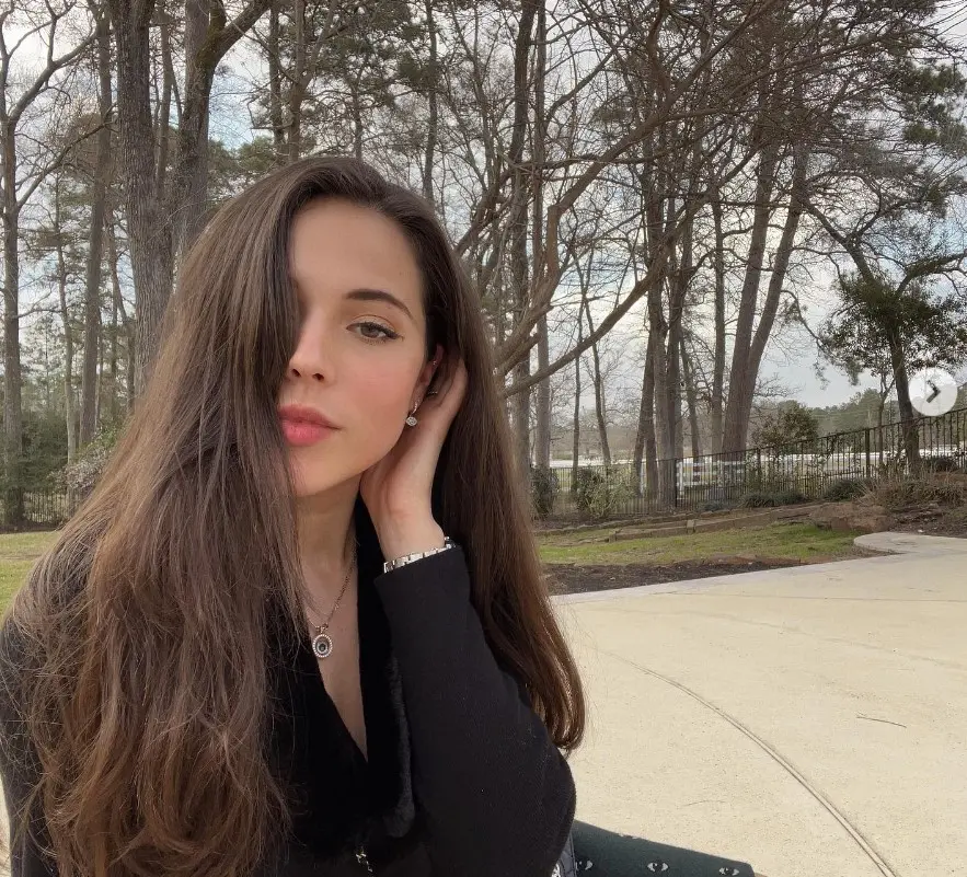 Tiene 27 años y es la hija mayor del matrimonio de Pepe Aguilar con Aneliz Álvarez. Estudió gestión empresarial de entretenimiento y es influencer de moda.