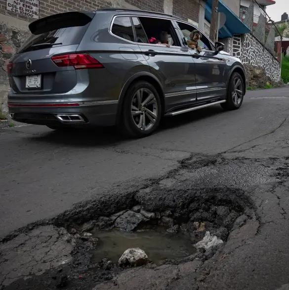 ¿Cómo reportar un bache por WhatsApp en la CDMX?