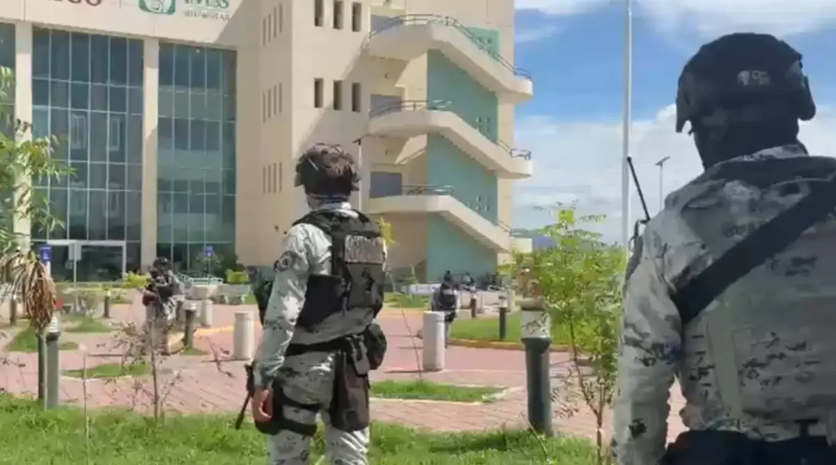 Un mujer se hizo pasar por personal médico para intentar comentar un homicidio al interior del Hospital General en Culiacán, Sinaloa. Especial