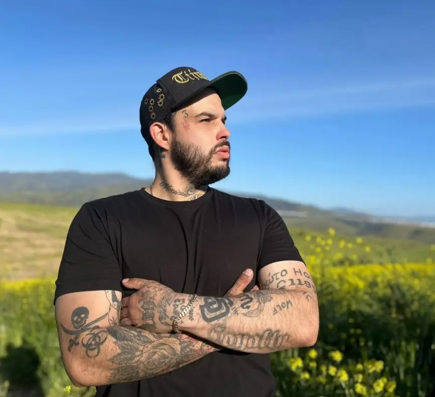 Tiene 32 años y es el hijo mayor de Pepe Aguilar, fruto de su matrimonio con Carmen Treviño. Es cantante de rap y tiene dos hijas.