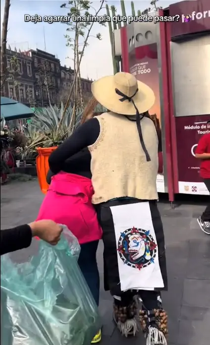 No podía mantenerse de pie, se doblaba, lloraba de manera incontrolable y necesitó asistencia de más personas. Captura de pantalla.