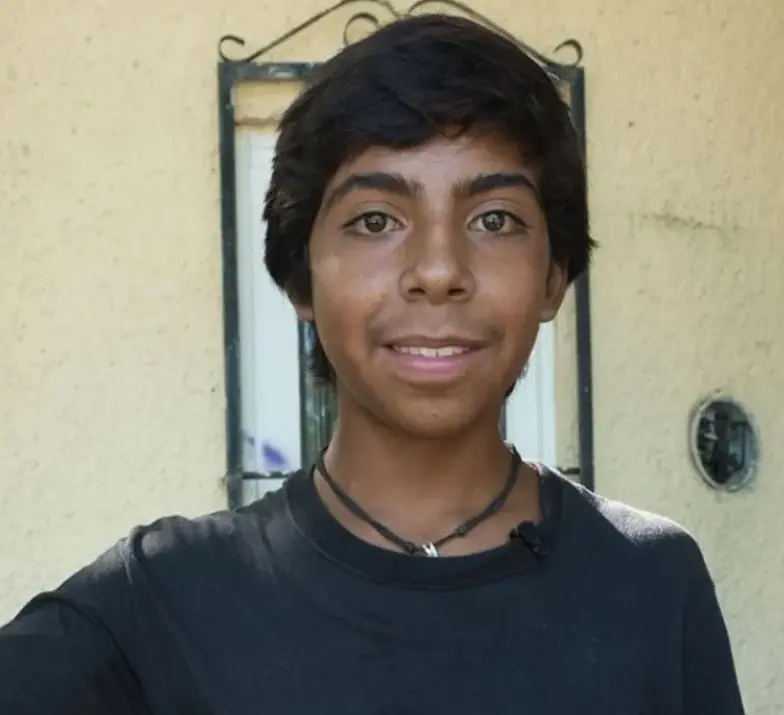 Paco apenas tenía 14 años de edad, pero llamó la atención de miles de usuarios por su característica forma de convencer a los turistas de que le compraran empanadas.