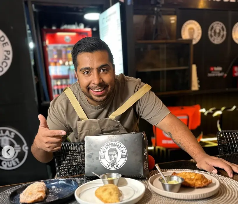 También tiene un pódcast llamado '¿Jalas o Qué?'.