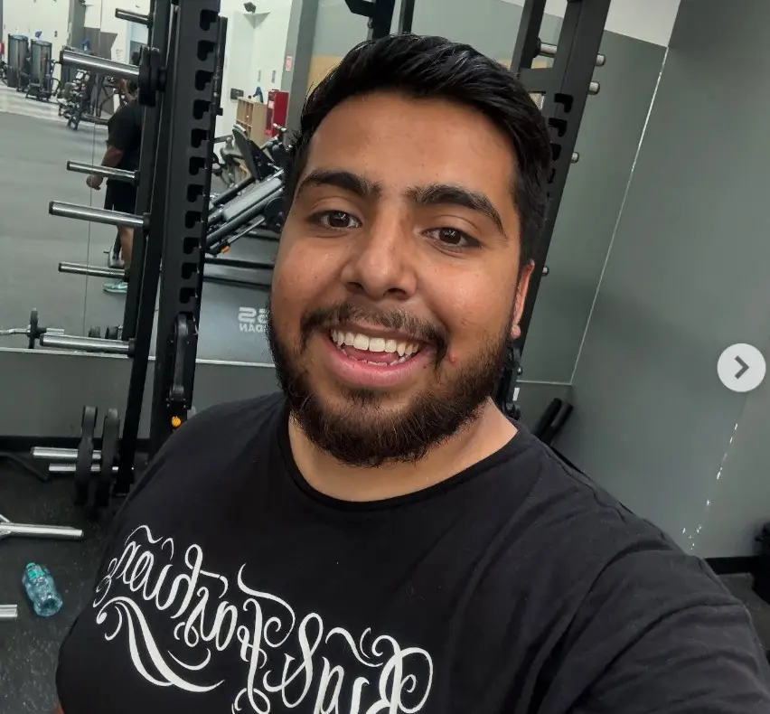 Actualmente reside en Puebla con su esposa e hijo.