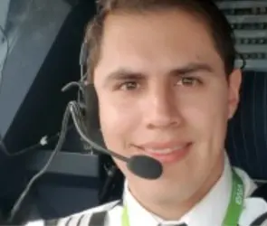 ¿Quién era el piloto Bryan Ballesteros Argueta, quien acompañaba a Débora Estrella en la avioneta que se desplomó?