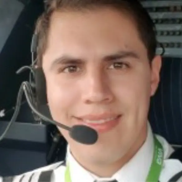 ¿Quién era el piloto Bryan Ballesteros Argueta, quien acompañaba a Débora Estrella en la avioneta que se desplomó?