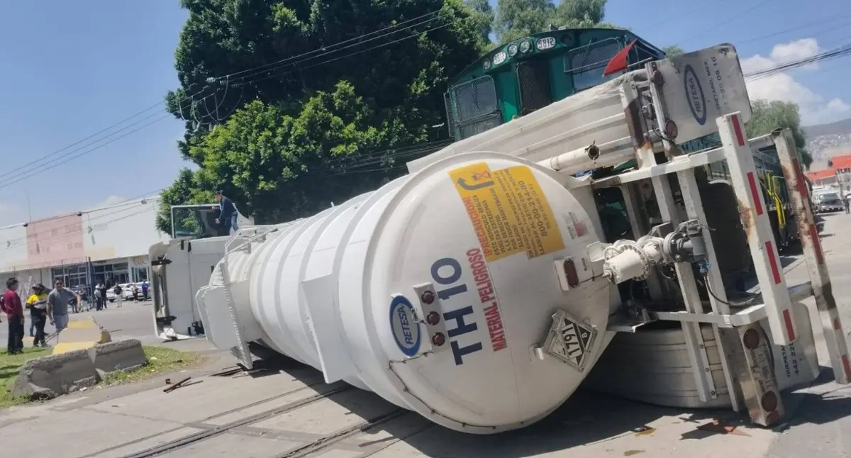 La pipa del accidente en la Vía Morelos. X: @ponchito_lopez_.