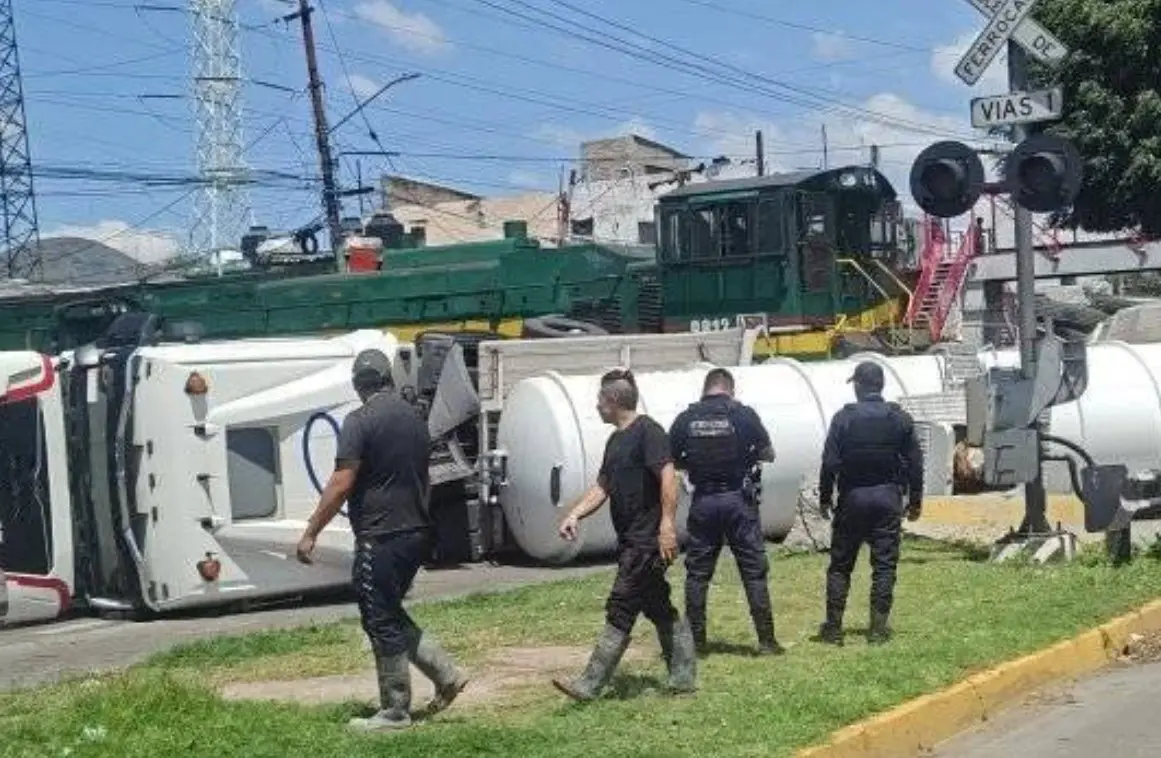 La pipa intentó ganarle el paso al tren. X: @ponchito_lopez_.