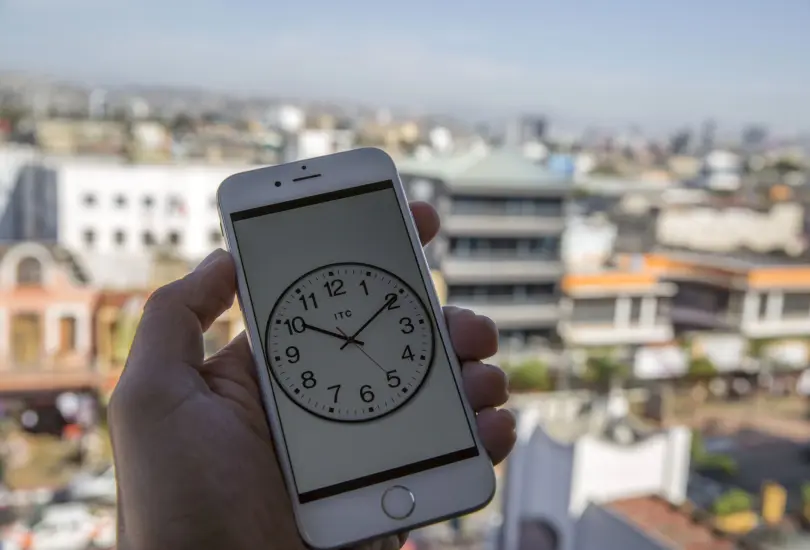 La medida busca mantener una sincronía económica y social con los Estados Unidos, que también modifica su horario en esas fechas.