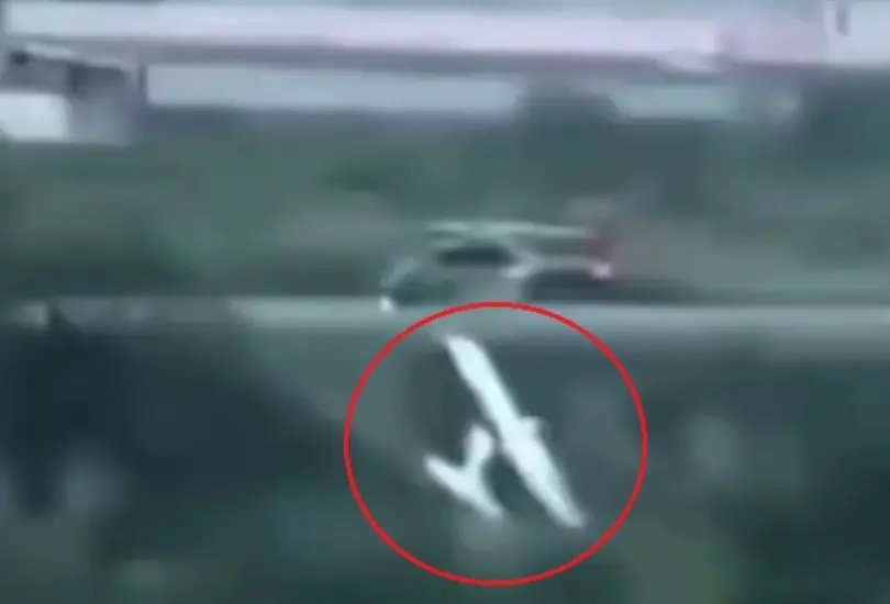 La cámara sigue primero el trayecto del helicóptero, mientras la aeronave ligera gira hacia la derecha. La cámara sigue primero el trayecto del helicóptero, mientras la aeronave ligera gira hacia la derecha.